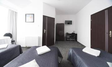 Фото номера Трехместный номер Отель Hotel Junior г. Краков 3