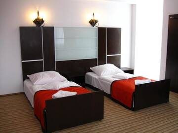 Фото номера Трехместный номер Отель Hotel Junior 2 г. Краков 2