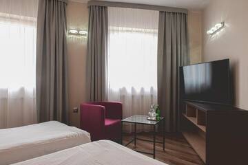Фото номера Двухместный номер Делюкс с 1 кроватью Отель Hotel Major Budget г. Краков 3