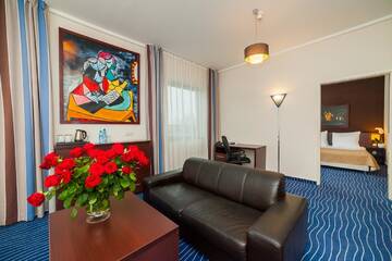 Фото номера Улучшенный люкс с кроватью размера «queen-size» Отель BEST WESTERN Efekt Express Kraków г. Краков 3