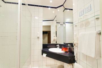 Фото номера Стандартный двухместный номер с 2 отдельными кроватями Отель BEST WESTERN Efekt Express Kraków г. Краков 4