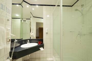 Фото номера Стандартный двухместный номер с 1 кроватью Отель BEST WESTERN Efekt Express Kraków г. Краков 3