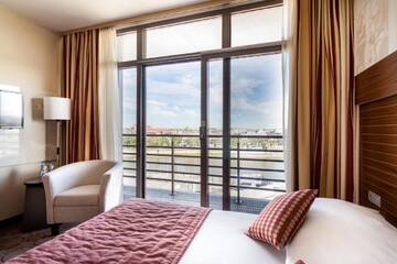 Фото номера Двухместный номер с 1 кроватью и окном Отель Qubus Hotel Kraków г. Краков 6
