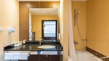 Фото номера Двухместный номер с 2 отдельными кроватями Отель Qubus Hotel Kraków г. Краков 7