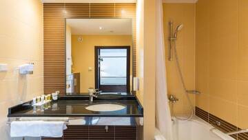 Фото номера Двухместный номер с 2 отдельными кроватями Отель Qubus Hotel Kraków г. Краков 3