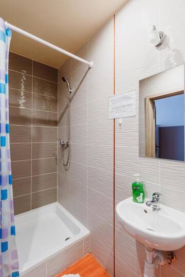 Фото номера Номер-студио (для 9 взрослых) Хостелы Hostel Tara г. Краков 2