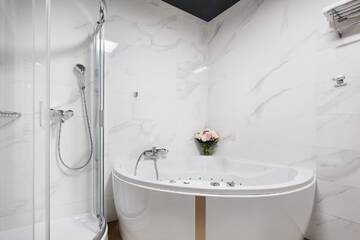 Фото номера Улучшенный номер с гидромассажной ванной Отель Hotel Apis г. Краков 3