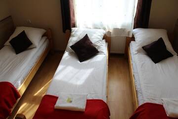 Фото номера Трехместный номер с общей ванной комнатой Апарт-отели Station Aparthotel г. Краков 2