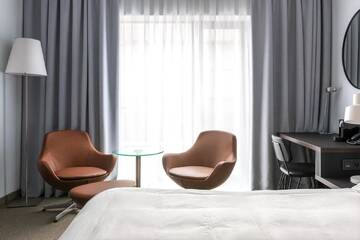 Фото номера Улучшенный номер с кроватью размера «queen-size» Отель Vienna House Andel’s Cracow г. Краков 4